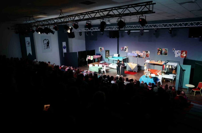 Didim’deki kadınlara yönelik tiyatro oyunu yoğun ilgi gördü