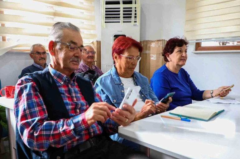 Dijital çağın kapıları yaş almış bireylere açılıyor: 60 yaş üzeri bireylere akıllı telefon kullanımı dersi 