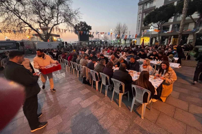 Dikili Cumhuriyet Meydanı’nda binler aynı sofrada