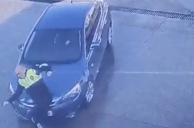 Dikkatsiz sürücünün polise çarpma anı kamerada 