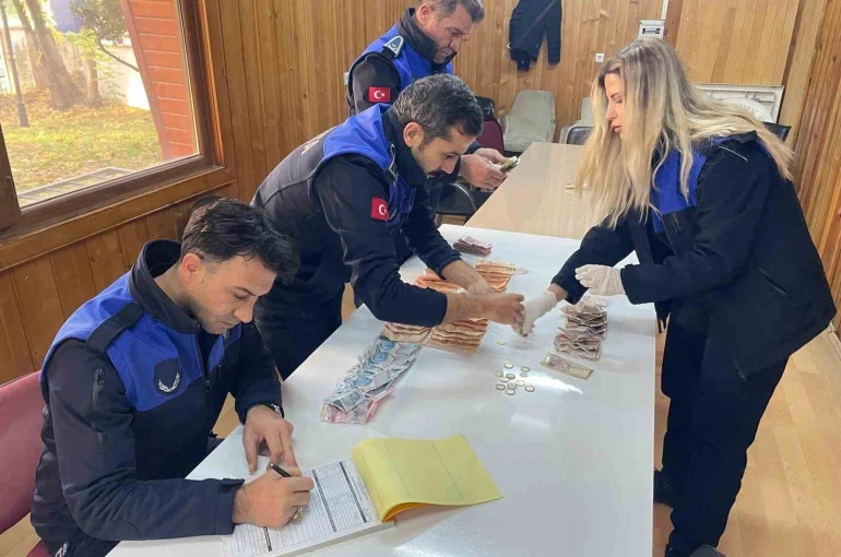 Dilencinin üzerinden 3 bin 731 TL para çıktı