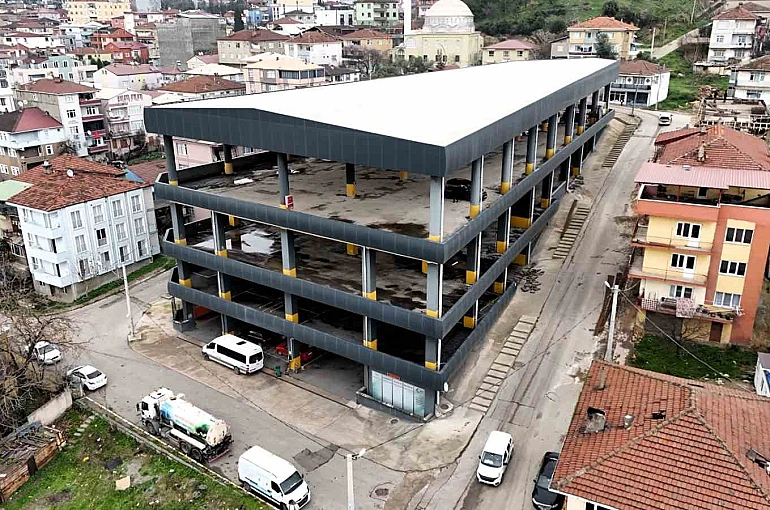 Dilovası’ndaki katlı otopark belediye hizmet binasına dönüştürülüyor 