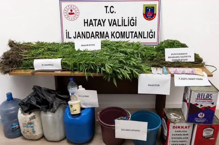 Dinlenme tesisine terk edilmiş halde bırakılan otomobildeki 3 şırınga zehir tacirini ele verdi