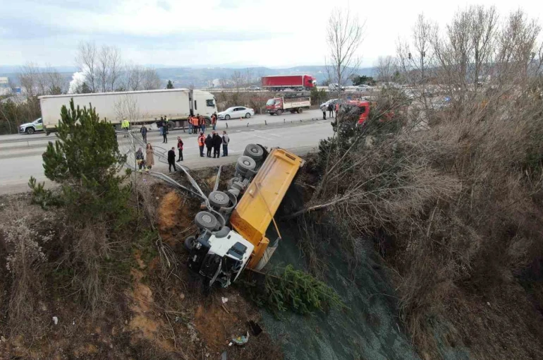 Direksiyon başında fenalaştı, hafriyat kamyonu şarampole devrildi 
