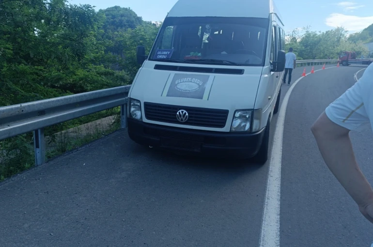 Direksiyon başında kalp krizi geçirdi: Şoför hayatını kaybetti, yolcular kurtuldu 
