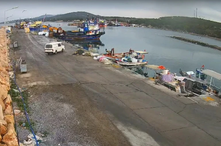 Direksiyon hakimiyeti kaybolan araç denize uçtu 