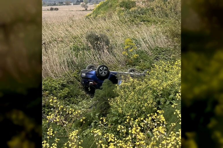 Direksiyon hakimiyetini kaybeden araç yoldan çıktı: 3 yaralı 