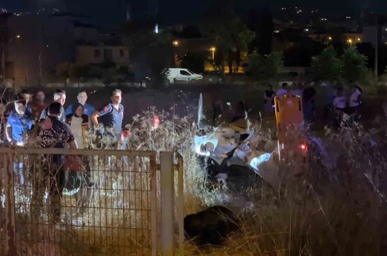 Direksiyon hakimiyetini kaybeden otomobil tarlaya uçtu: 5 yaralı