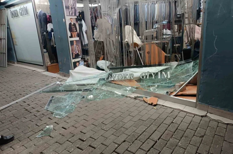Direksiyon hakimiyetini kaybeden sürücü dükkana girdikten sonra firar etti 