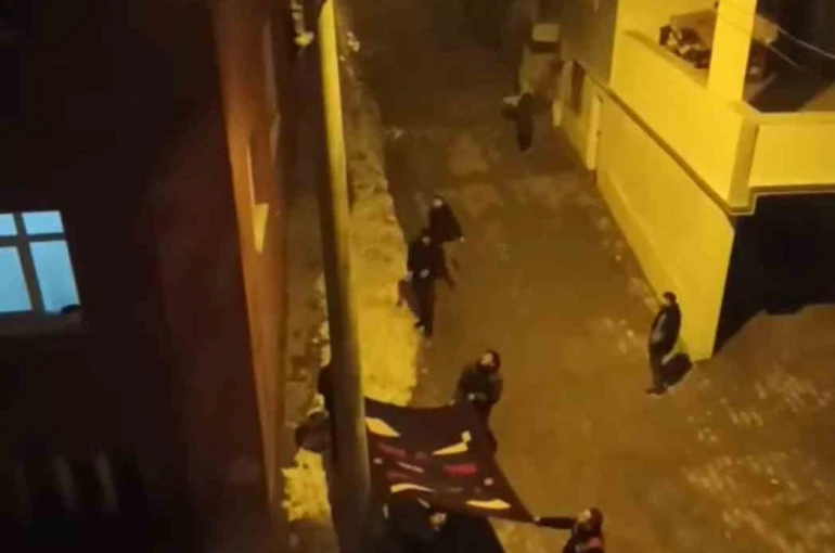 Direkte mahsur kalan kedi açılan battaniye ile kurtarıldı 