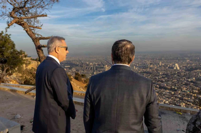 Dışişleri Bakanı Fidan, Kasyun Dağı’nda Şam’ı seyretti 