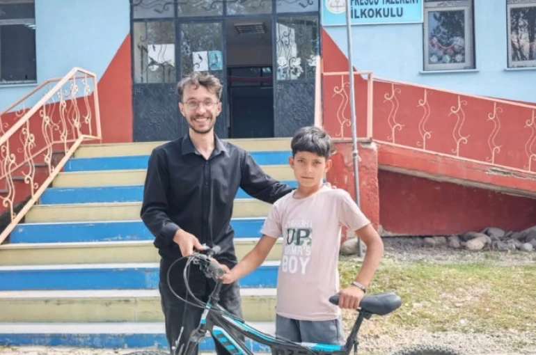 Diyadin’de başarılı öğrenciye bisiklet hediyesi 