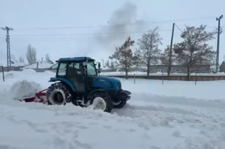 Diyadin’de kar engel olamadı, köy harekete geçti 