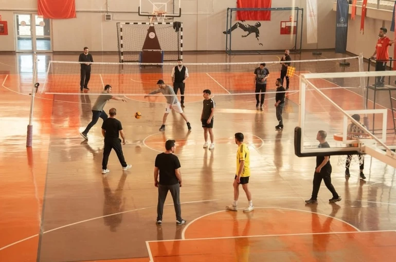 Diyadin’de kurumlar arası voleybol turnuvası başladı 