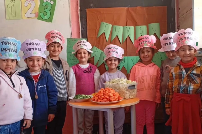 Diyadin’de minik ellerle turşu şenliği 