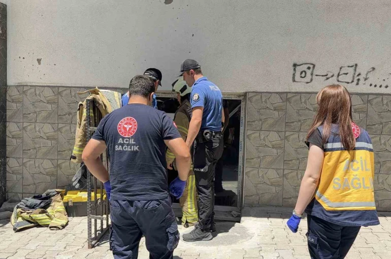 Diyaliz hastası evinde mahsur kaldı, camdan yardım istedi 