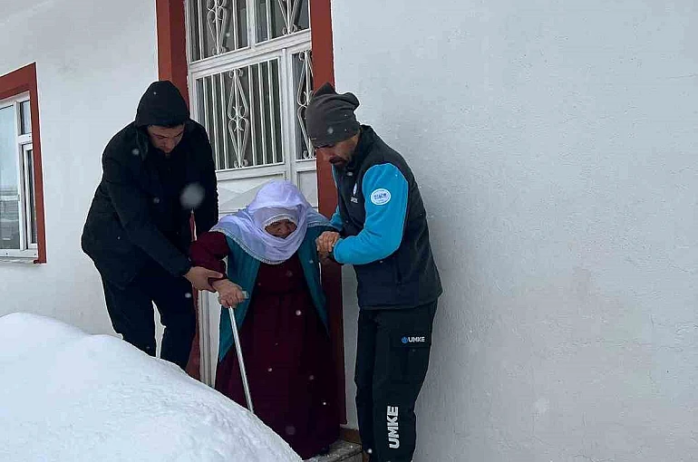 Diyaliz hastası kadın paletli araçla alınıp sağlık kuruluşuna ulaştırıldı 