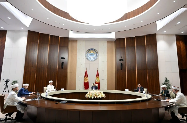 Diyanet İşleri Başkanı Erbaş, Kırgızistan Cumhurbaşkanı Caparov ile bir araya geldi 