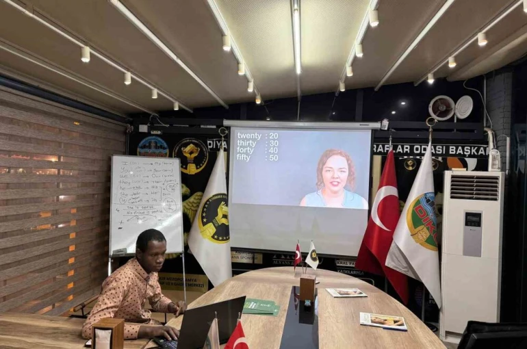 Diyarbakır Kuyumcular Odasından bir ilk: Esnafa ücretsiz İngilizce eğitimi başladı 