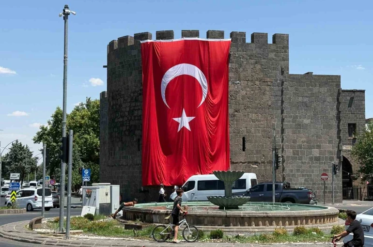 Diyarbakır surlarına dev Türk bayrağı asıldı