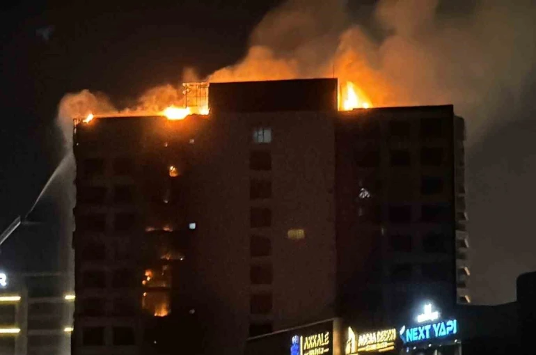 Diyarbakır’da 12 katlı plazada yangın: 1 kişi mahsur kaldı, 8 kişi dumandan etkilendi