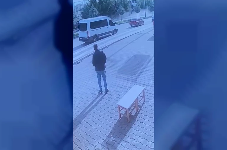 Diyarbakır’da 2 öğrencinin yaralandığı kaza anı güvenlik kameralarına yansıdı 