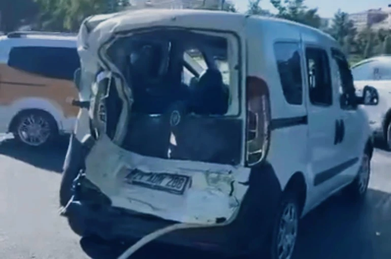 Diyarbakır’da 5 araçlı zincirleme kaza: 4 yaralı