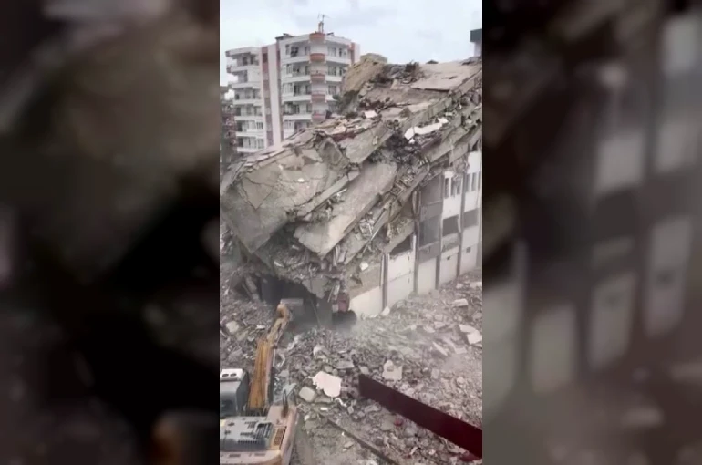 Diyarbakır’da ağır hasarlı binalar yıkılıyor 