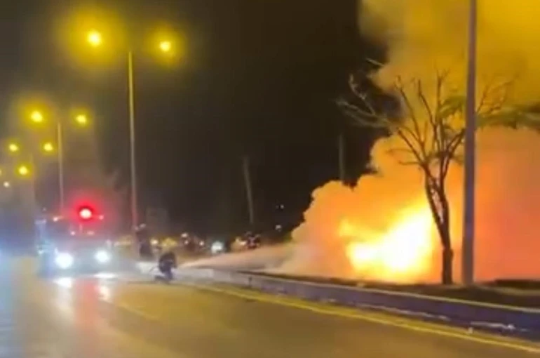 Diyarbakır’da alevlere teslim olan otomobilin sürücüsü yaralandı 