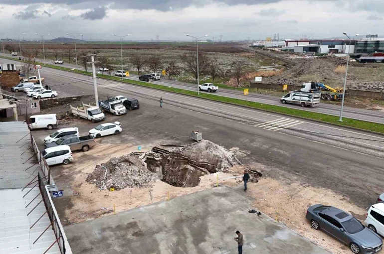 Diyarbakır’da ana yol kenarında zamanla oluşan dev çukur dronla görüntülendi 