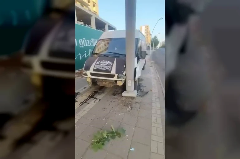 Diyarbakır’da araç direğe çarptı: 1 yaralı