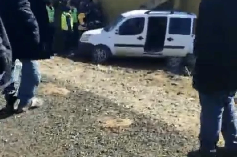 Diyarbakır’da araç evin duvarına çarptı: 2 yaralı 