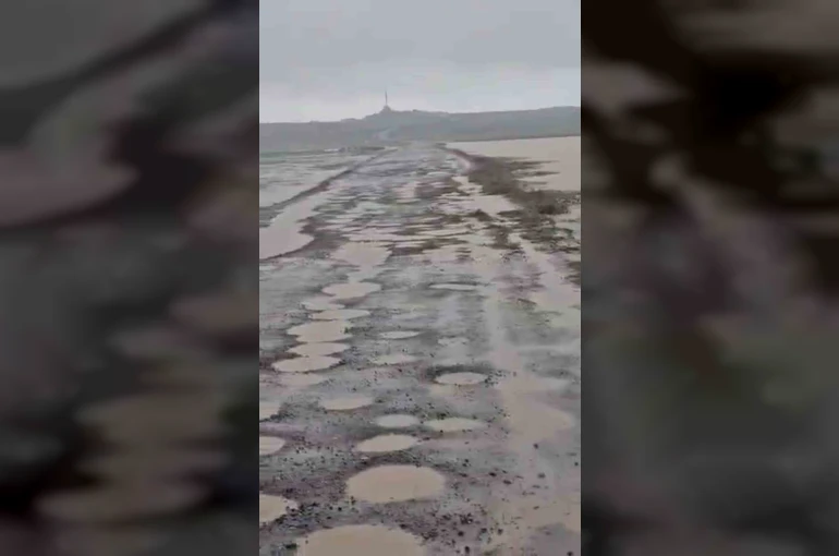 Diyarbakır’da bozuk yollarda su birikintileri oluştu