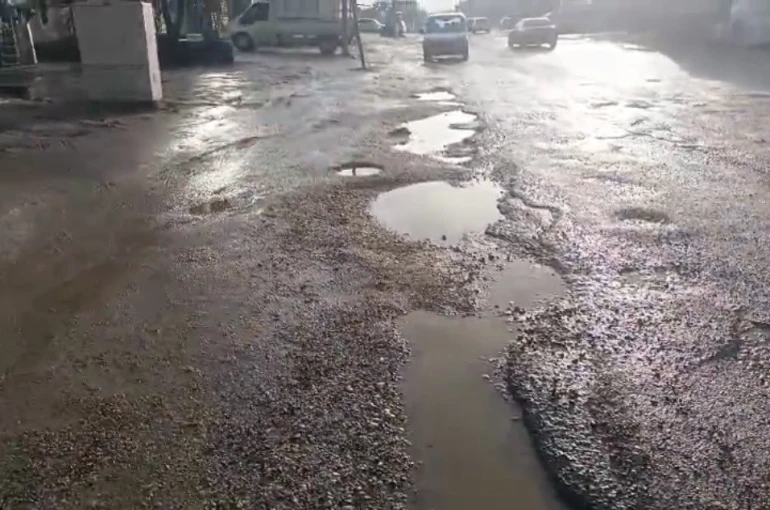 Diyarbakır’da bozulan yollar sürücülere zor anlar yaşatıyor 