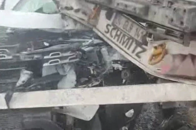 Diyarbakır’da buz tutan yolda zincirleme kaza: 3 yaralı 