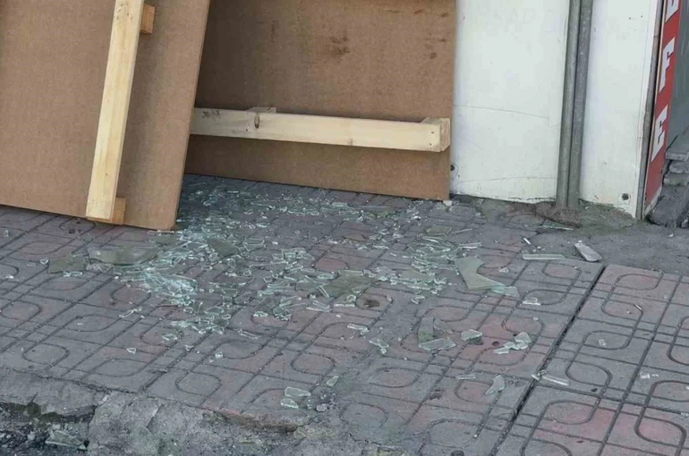 Diyarbakır’da çarpışan araçlardan biri iş yerine daldı 