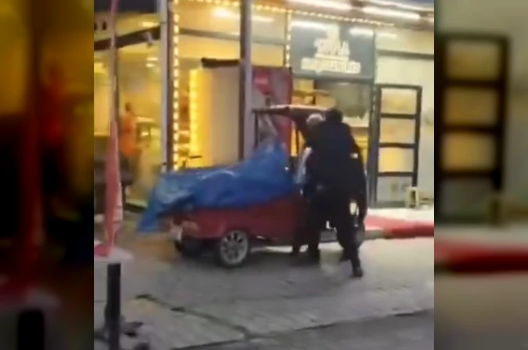 Diyarbakır’da çevredekileri rahatsız eden şahıs kamerada 