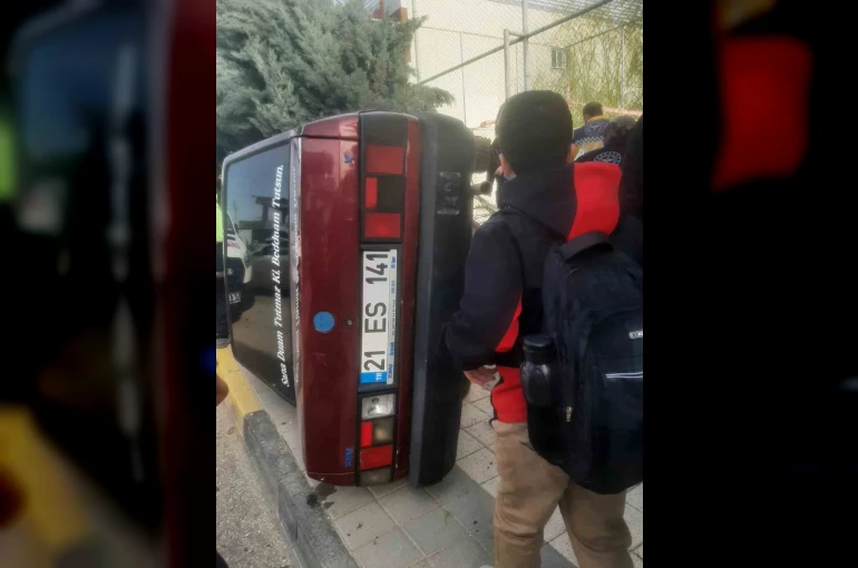 Diyarbakır’da drift atan sürücü kaldırımda yürüyen öğrencilere çarptı: 2 yaralı