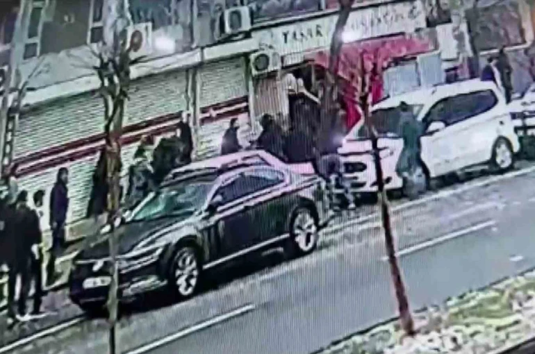 Diyarbakır’da düğünde karşılaşan husumetli ailelerin kavgası sokağa taştı 