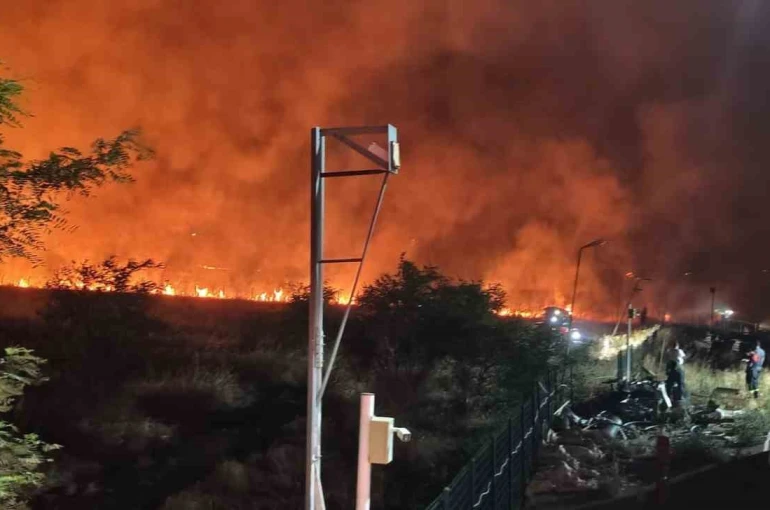 Diyarbakır’da geceyi aydınlatan anız yangını