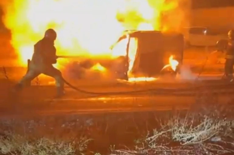 Diyarbakır’da hafif ticari araç alev topuna döndü 