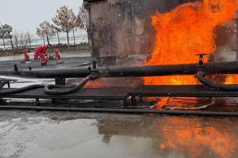 Diyarbakır’da ham petrol havuzunda yangın 