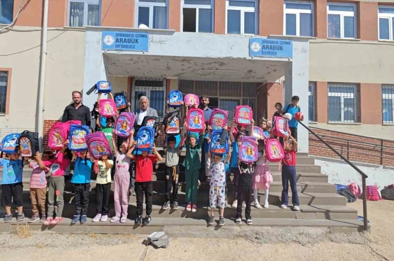 Diyarbakır’da hayırseverlerden 82 okuldaki öğrencilere kırtasiye malzemesi desteği 