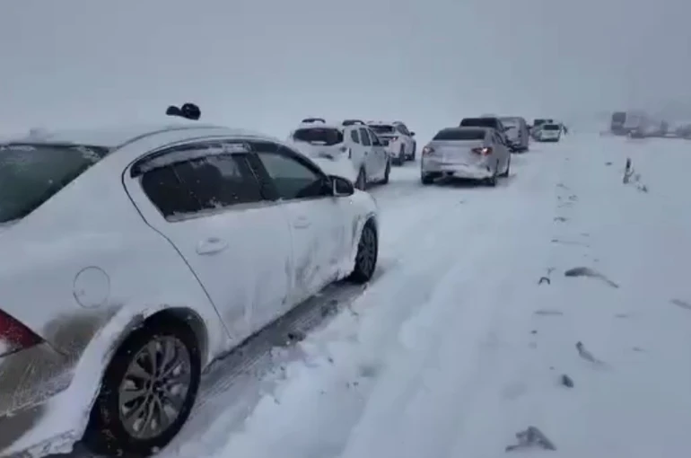 Diyarbakır’da iki gündür devam eden kar trafiği felç etti 