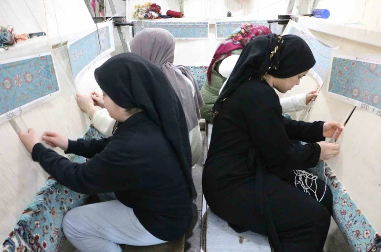 Diyarbakır’da kadınlar ürettikleri el emeği dokuma halıları Avrupa’ya satıyor