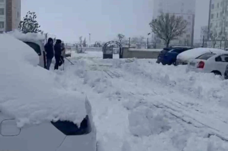 Diyarbakır’da kar esareti: Site sakinleri kiraladıkları kepçeyle yollarını açtı 