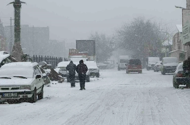 Diyarbakır’da kar yağışı başladı 
