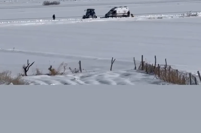 Diyarbakır’da kara saplanan ambulans, köylüler tarafından çıkartıldı 