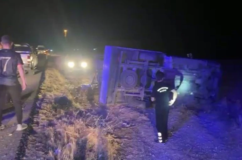 Diyarbakır’da lastiği patlayan kamyonet yoldan çıktı: 1 yaralı 