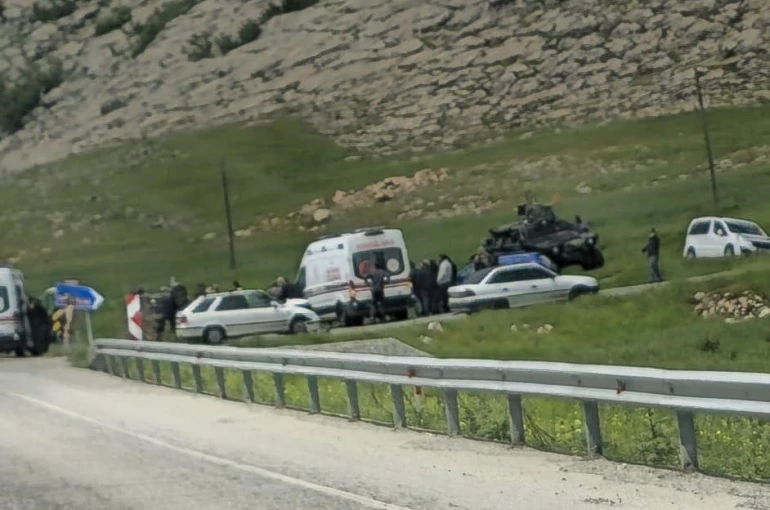 Diyarbakır’da mezuniyet kutlamasına giden öğrenciler kaza yaptı: 6 yaralı 
